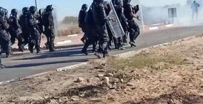 La policía tunecina dispersa con gases lacrimógenos a un grupo de manifestantes cerca de la Cumbre de la Francofonía