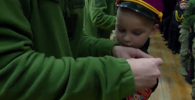 Alumnos de una escuela militar en Kiev reciben charreteras como cadetes honorarios