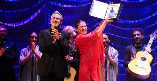 Sara Baras recibe el premio 'La Capitana' "por su arte y toda su magia"