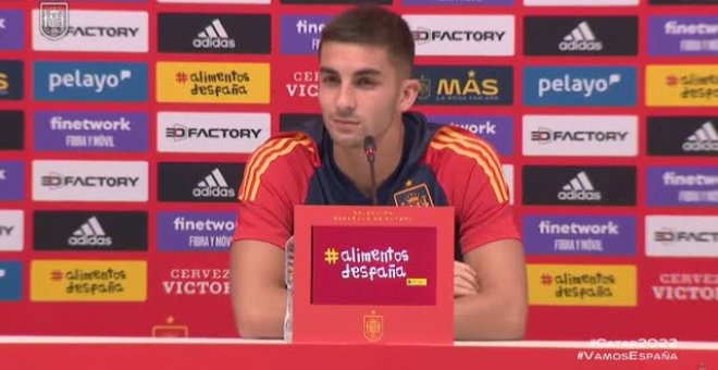 Ferrán Torres: "El míster y yo sabemos diferenciar cuándo somos seleccionador y jugador"