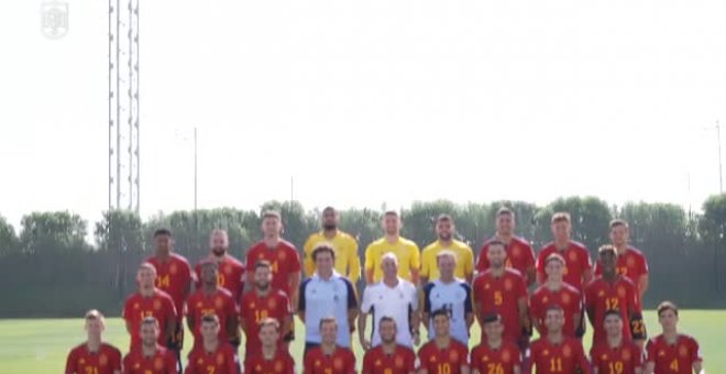 La selección española posa para la foto oficial antes del entrenamiento