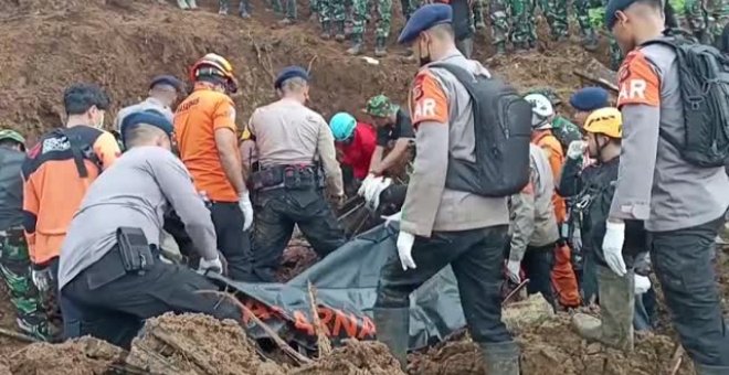 En Indonesia, los equipos de rescate buscan sin descanso a posibles supervivientes del terremoto del pasado domingo