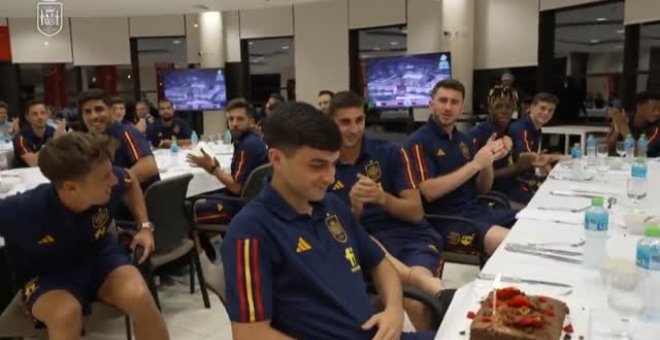 La selección le canta el cumpleaños feliz a Pedri en la cena de la concentración