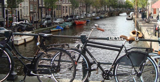 ¿Por qué hay tantas bicicletas (también eléctricas) en Ámsterdam y por qué nadie lleva casco?