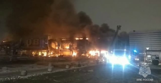 Un muerto tras el incendio de un centro comercial en Rusia