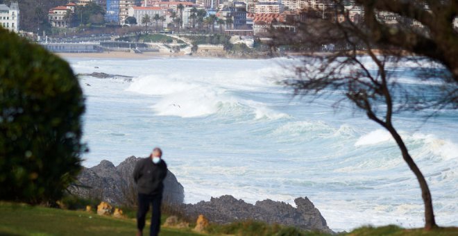 Los fuertes vientos y el oleaje pondrán a Cantabria en riesgo este lunes