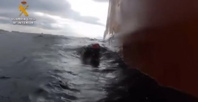 La Guardia Civil interviene 56 kilos de cocaína adosados en el casco de un barco