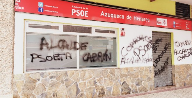 Pintadas contra el alcalde de Azuqueca en la sede del PSOE por la cesión de una parcela para un centro de migrantes