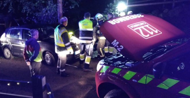 Los bomberos liberan a una mujer con la pierna atrapada entre la puerta de su coche y un poste