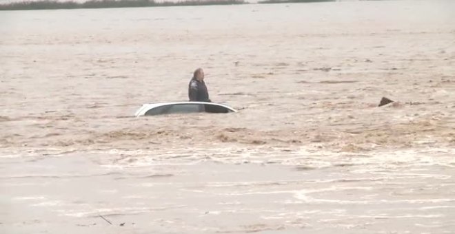 Los vecinos evacuados en Badajoz han pasado la noche en vela y pendientes del cielo