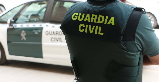 Se busca a dos hombres tras atracar una sucursal en Roiz con un arma