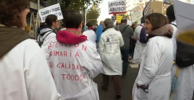 Cientos de médicos de primeria toman las calles de Madrid para exigir a Ayuso que les escuche