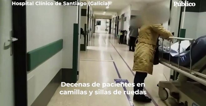 Pacientes encamados en camillas y en sillas de ruedas en los pasillos del hospital Clínico de Santiago (Galicia)