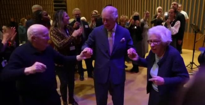 El rey Carlos se pone a bailar en un centro comunitario judío de Londres