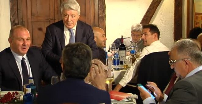 Cerezo felicita a los jugadores del Atleti presentes en la final del Mundial de Catar