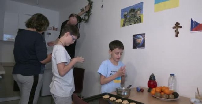 Las familias de refugiados ucranianos intentan mantener vivo el espíritu navideño desde lejos de casa