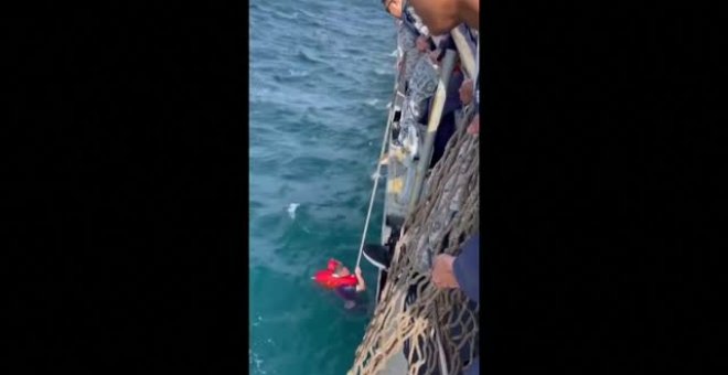 Infantes de la marina rescatan a uno de los desaparecidos en el Golfo de Tailandia