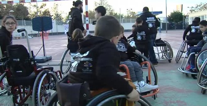 La clase de Paco se apunta a baloncesto en silla de ruedas para que no juegue solo