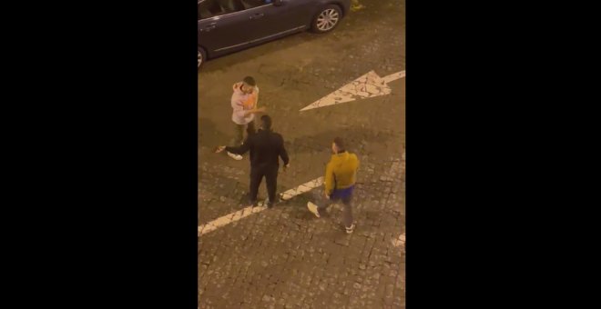 Pelea en plena calle a puñetazos y patadas, y uno con una pistola en la mano