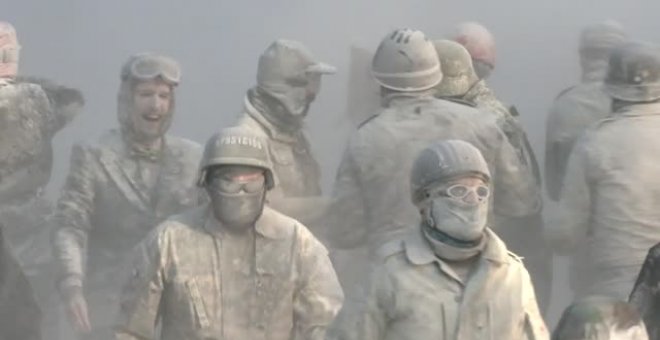 La harina y la pólvora cubren Ibi de blanco en la tradicional fiesta de Els Enfarinats