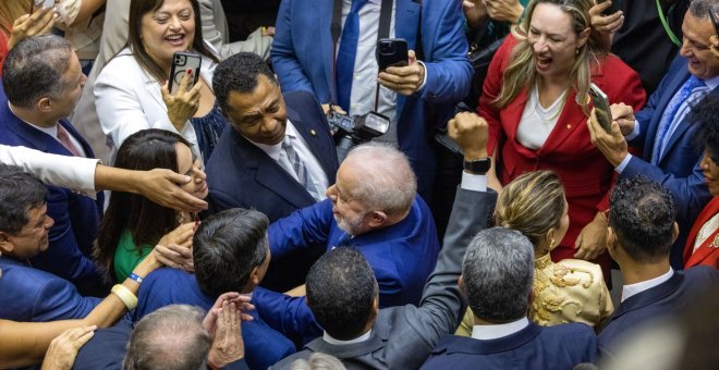 Lula frena la privatización de ocho empresas públicas y limita el uso de armas en sus primeras horas como presidente