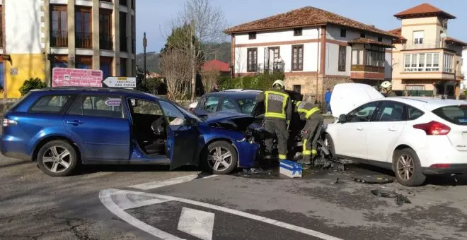 Herida una mujer en un aparatoso accidente entre tres coches en Santa María de Cayón