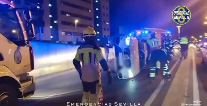 Vuelca un coche en Sevilla tras perder el control su conductora