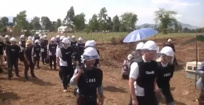 Expertos camboyanos enseñan a ucranianos a desminar un territorio