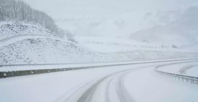 La nieve cierra tres puertos de montaña y dos centros educativos en Cantabria