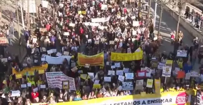 Miles de profesores toman las calles de Lisboa hartos de la precariedad del sector