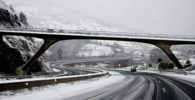 Cuatro tramos de carreteras siguen cerrados por la nieve y es obligatorio usar cadenas en otros cuatro