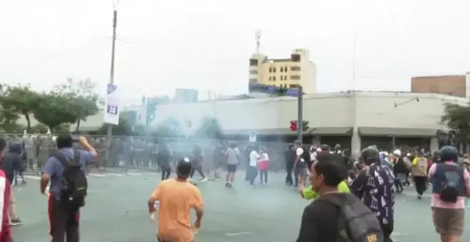 Miles de peruanos continúan exigiendo en las calles la convocatoria inmediata de elecciones