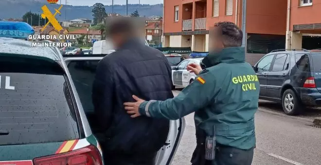 Detenidos dos jóvenes por 40 robos en vehículos, comercios y viviendas de Camargo y Astillero