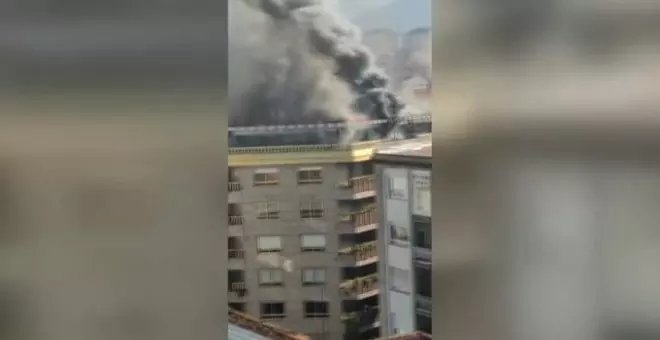 Un cortocircuito ha podido ser la causa de un aparatoso incendio en un edificio de Ourense