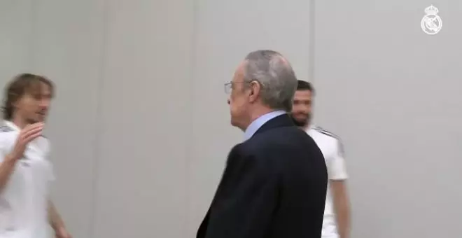 Florentino Pérez saluda a los jugadores antes de la semifinal ante el Al Ahly