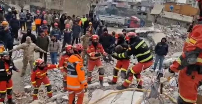 Militares de la UME consiguen sacar con vida de entre los escombros a dos pequeños hermanos en la ciudad turca de Nurdagui