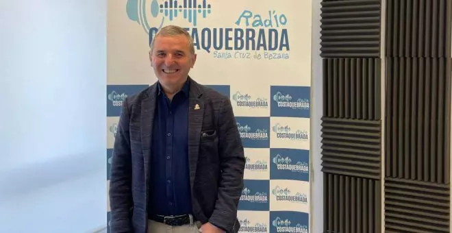 Alberto García Onandía, alcalde de Santa Cruz de Bezana, responde a las preguntas de los vecinos y vecinas