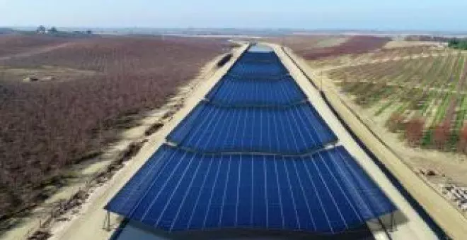 Este canal recubierto de paneles solares almacena su energía en baterías de flujo de hierro