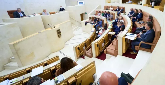 Los trenes de Cercanías, punto principal del Pleno del Parlamento de Cantabria