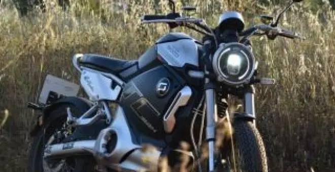 A prueba: Super Soco TC Max, una moto "125" eléctrica que no solo destaca por su llamativa imagen