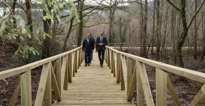 Nueva pasarela de acceso y un área de aparcamiento disuasorio en las Secuoyas