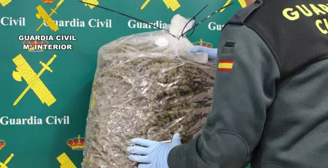 Detenido un conductor en la A-8 con 10 kilos de cogollos de marihuana en su coche