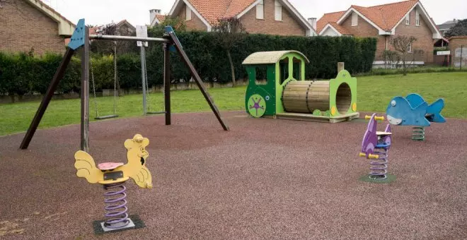 Realizados los trabajos de mejora en el parque infantil de La Zarzosa de Muriedas