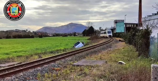 Un coche colisiona con un tren en Entrambasaguas