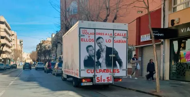 Un camión del PP boicotea el 8M en Castilla-La Mancha acusando a Sánchez y Page de sacar "violadores a la calle"