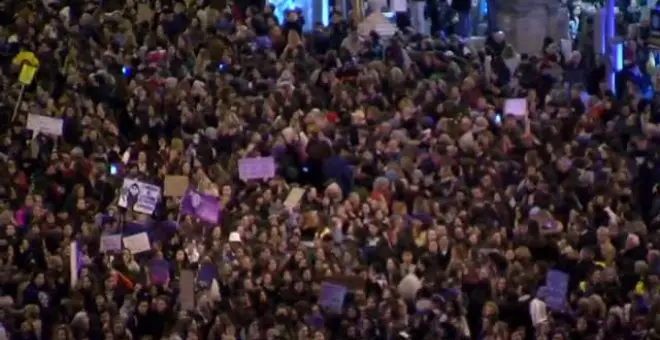 La noche de Madrid se tiñe de morado en el final de las multitudinarias marchas por el 8-M