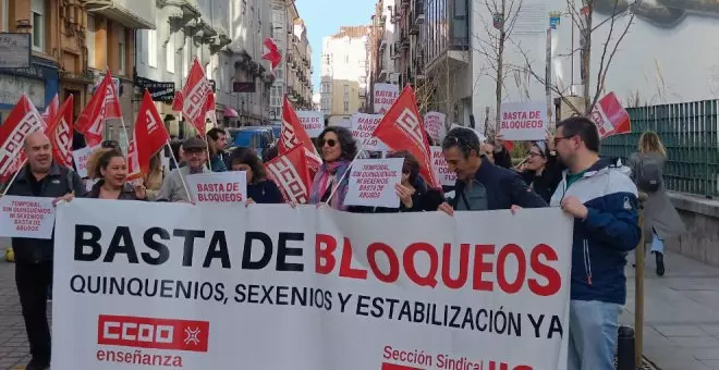 CCOO se concentra en el Gobierno para que se pague lo que se le debe a los docentes, que en algunos casos asciende a 12.000 euros