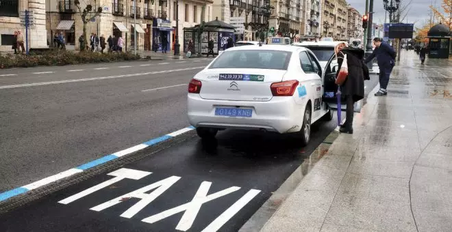 Detenidos dos hombres tras amenazar y causar un corte en la pierna con una botella rota a un taxista en Santander