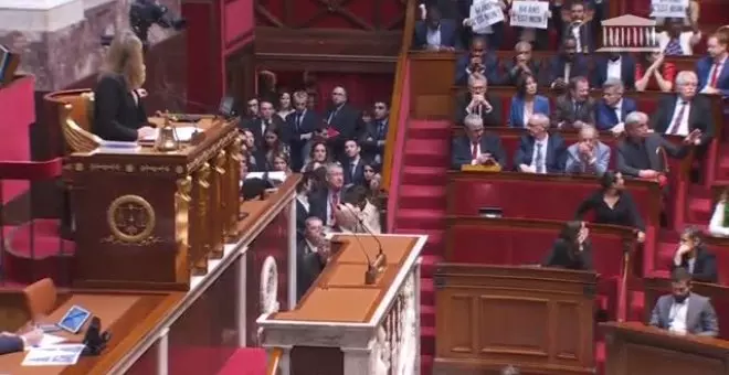 Los parlamentarios de Francia cantan la Marsellesa a pleno pulmón para protestar contra la reforma de Macron