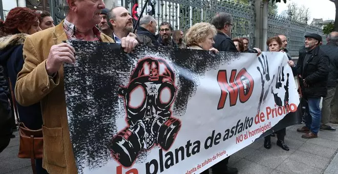 Llamazares brinda su apoyo a los vecinos de Las Caldas contra las plantas de asfalto y hormigón